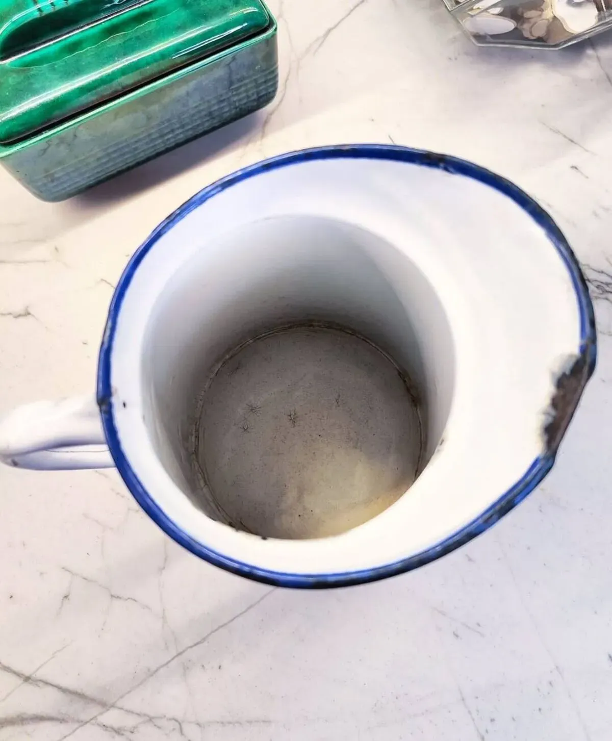 Illustration numéro 2 du produit Pichet en tôle émaillée