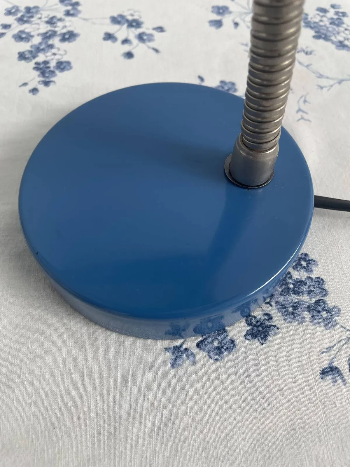 Illustration numéro 2 du produit Lampe de bureau articulée en métal bleu et chromé, années 1970