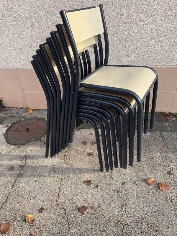 Illustration numéro 2 du produit 8 chaises d’écolier