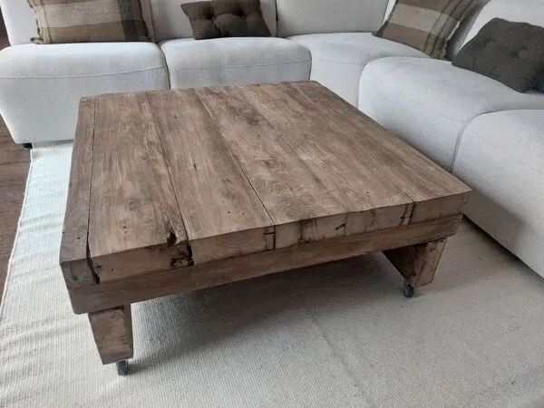 Illustration numéro 2 du produit Table basse artisanale en poutres de chêne massif