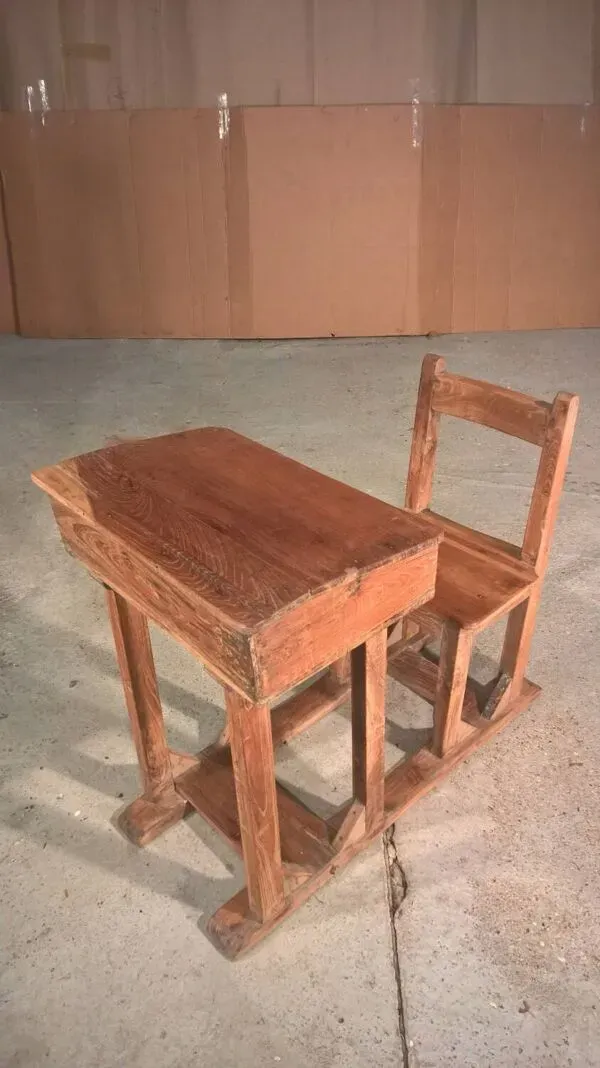 Illustration numéro 2 du produit Pupitre d’écolier ancien en teck birman