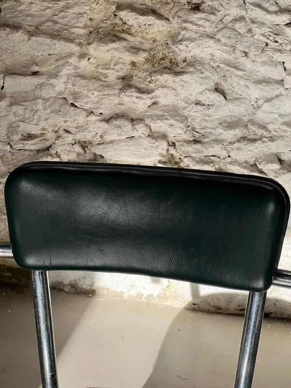 Illustration numéro 2 du produit Paire de fauteuils Skaï vert et chrome, mid century