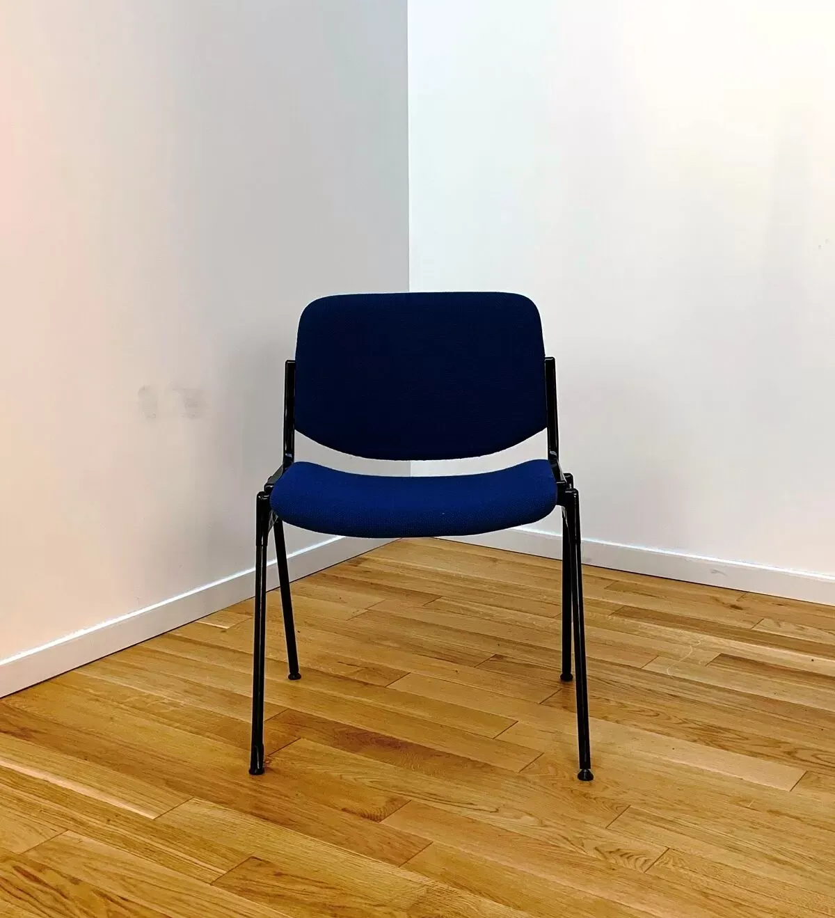 Illustration numéro 2 du produit Chaise industrielles années 80