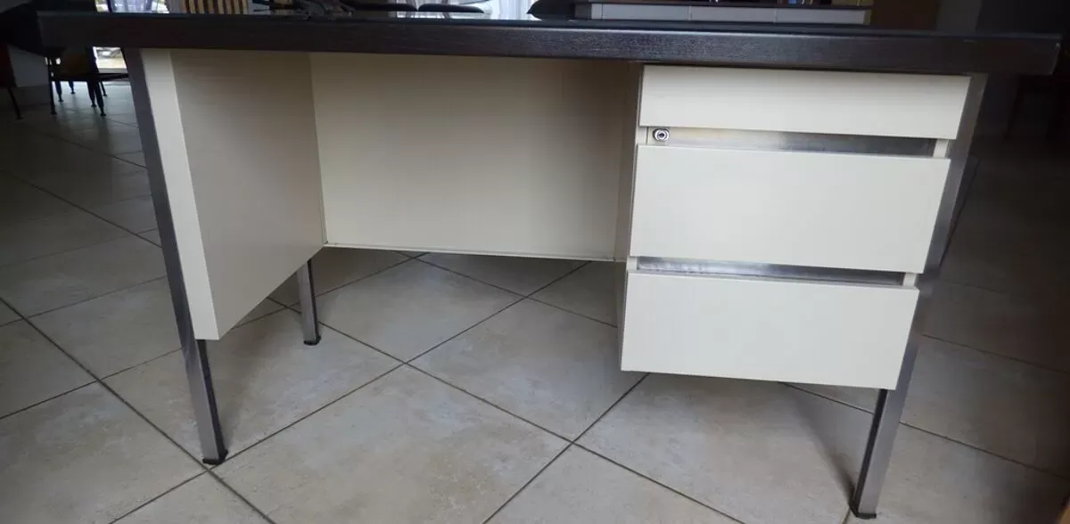 Illustration numéro 2 du produit Bureau métallique industriel des années 70 trois tiroirs et dessus verre