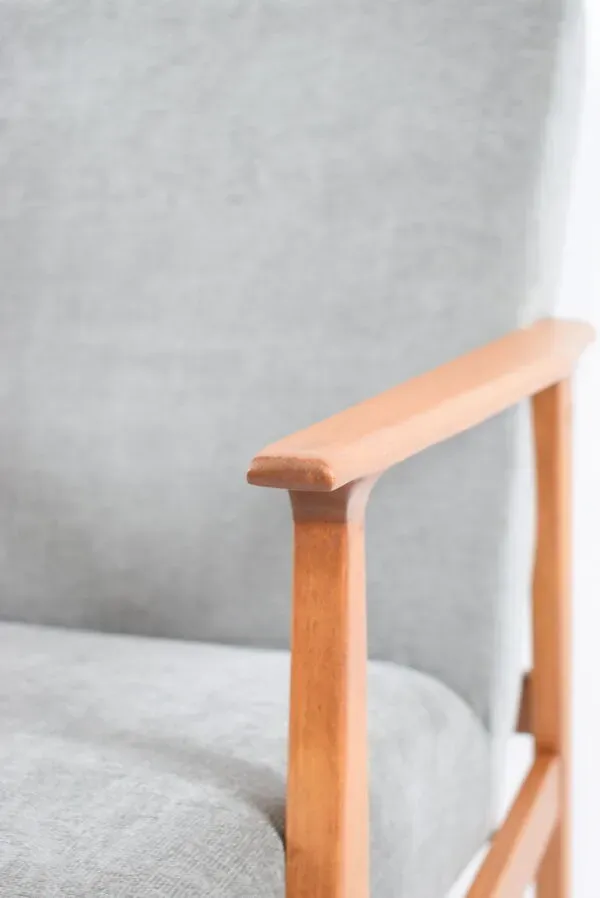 Illustration numéro 2 du produit Fauteuil poli vintage restauré années 1960 tissu gris, teck