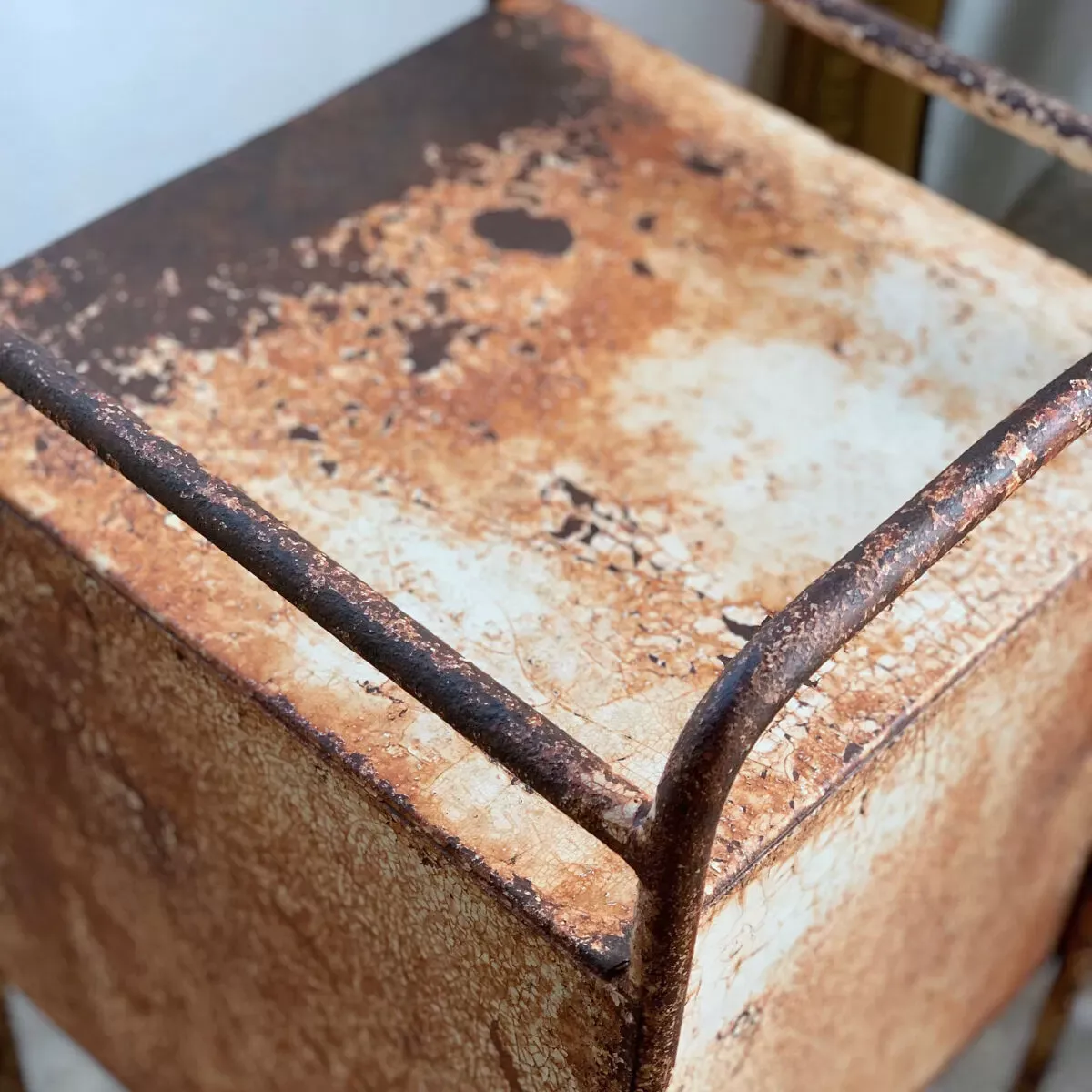 Illustration numéro 2 du produit Table de chevet d’hôpital fin XIX début XXe en métal