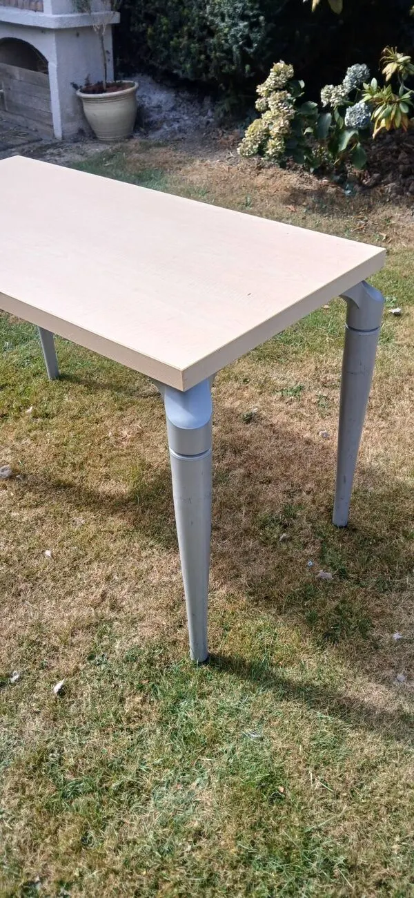 Illustration numéro 2 du produit Table de bureau