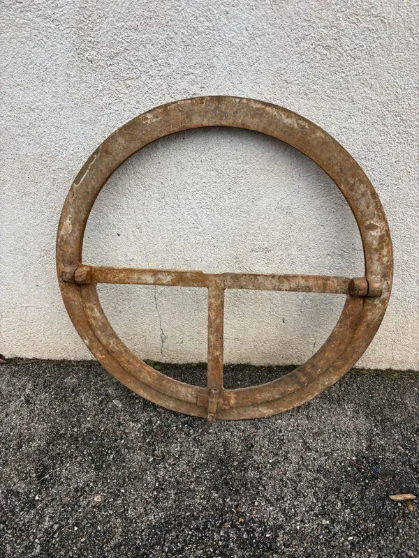 Illustration numéro 2 du produit Œil de bœuf en fonte