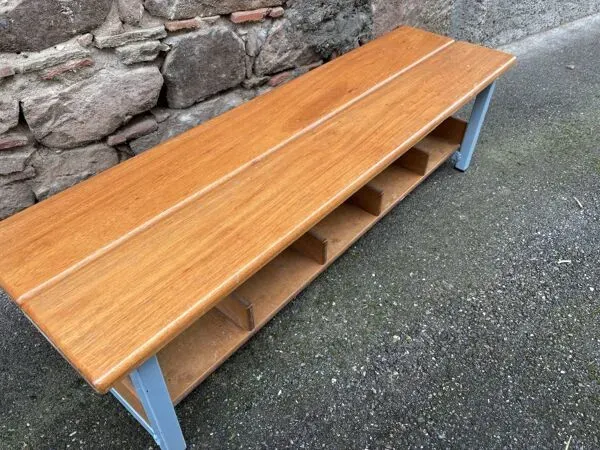 Illustration numéro 2 du produit Banc d’école maternelle vintage