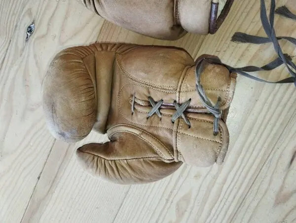 Illustration numéro 2 du produit Ancienne paire de gants de boxe en cuir fauve patiné (8 oz) – Circa 1940/19