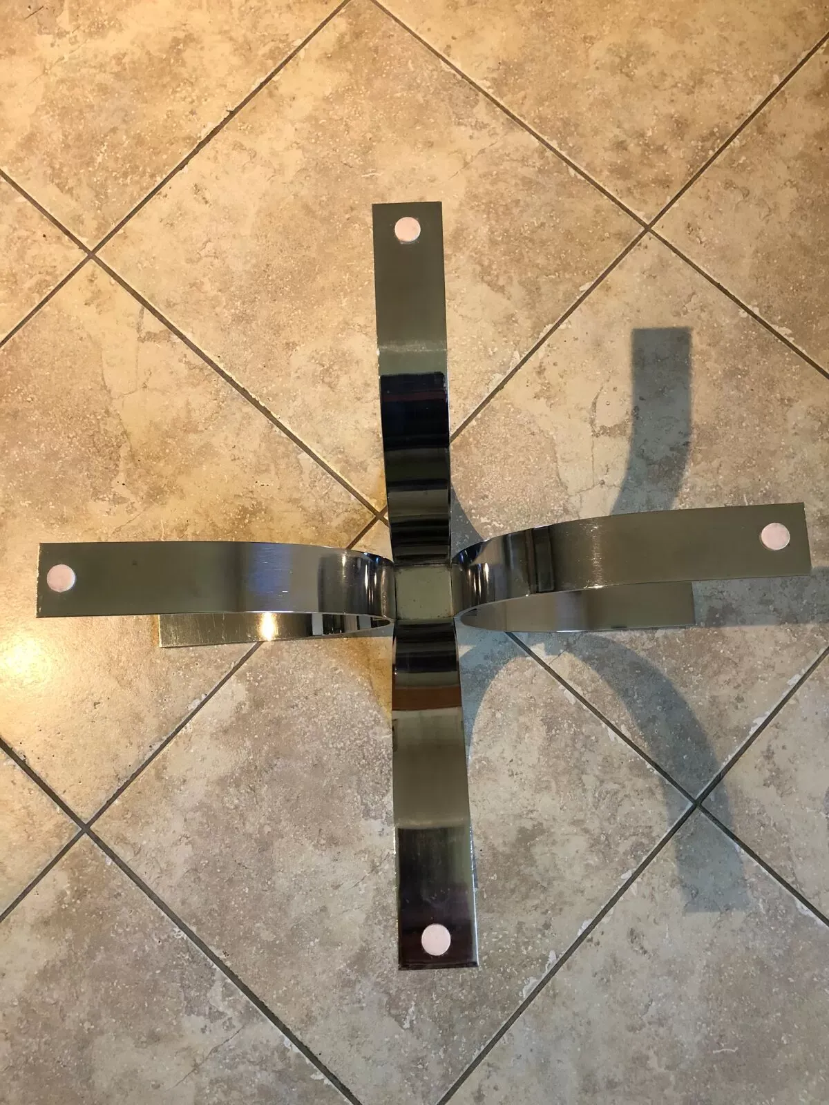 Illustration numéro 2 du produit Table basse vintage en verre et chrome, circa 70's