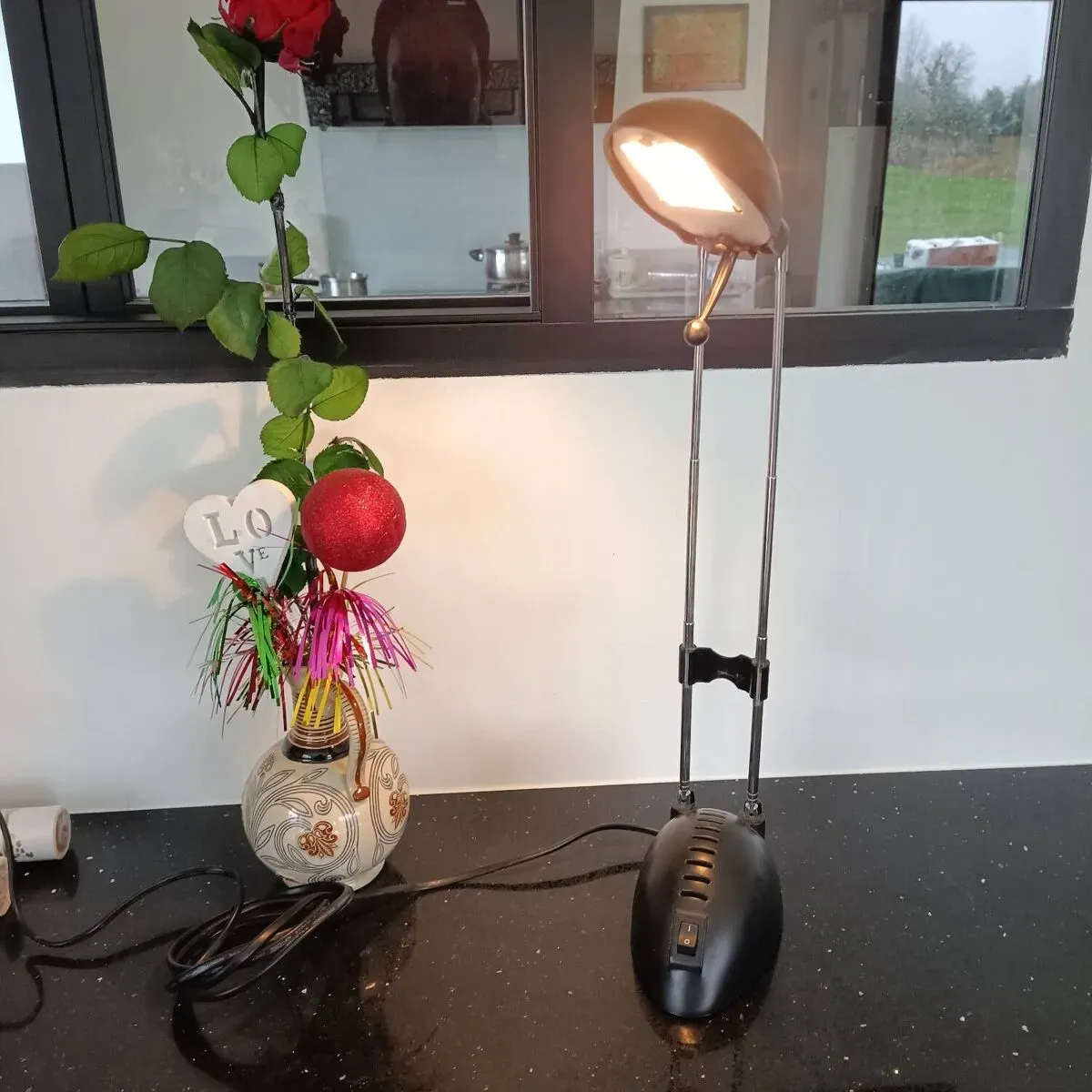 Illustration numéro 2 du produit Lampe à poser métal noir et laiton