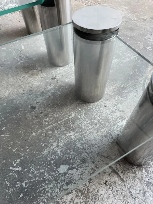 Illustration numéro 2 du produit Paire de tables basses modernistes à pieds cylindriques en acier