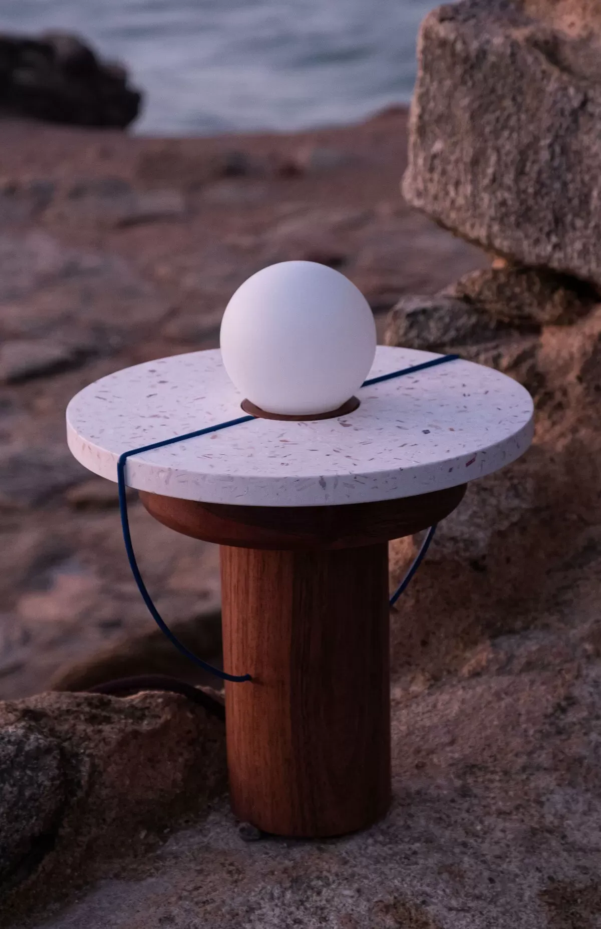 Illustration numéro 2 du produit Lampe coquillages recyclés - MA01 - Les Pierres Noires