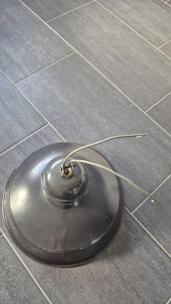 Illustration numéro 2 du produit Lampes à suspension industrielles vintage françaises en émail noir