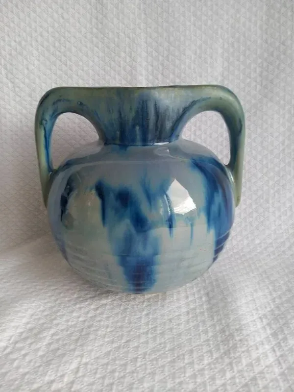 Illustration numéro 2 du produit Vase à anses double pont, émail bleu coulé, Vallauris années 1960–1970