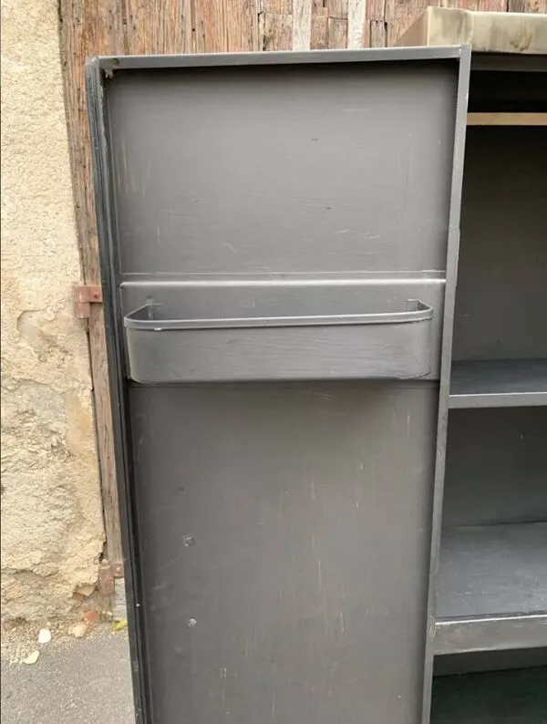 Illustration numéro 2 du produit Armoire style Tolix