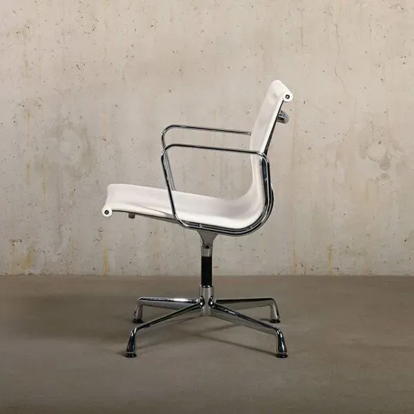 Illustration numéro 2 du produit Chaise de salle à manger Eames Aluminum Group EA108 en maille filet blanche