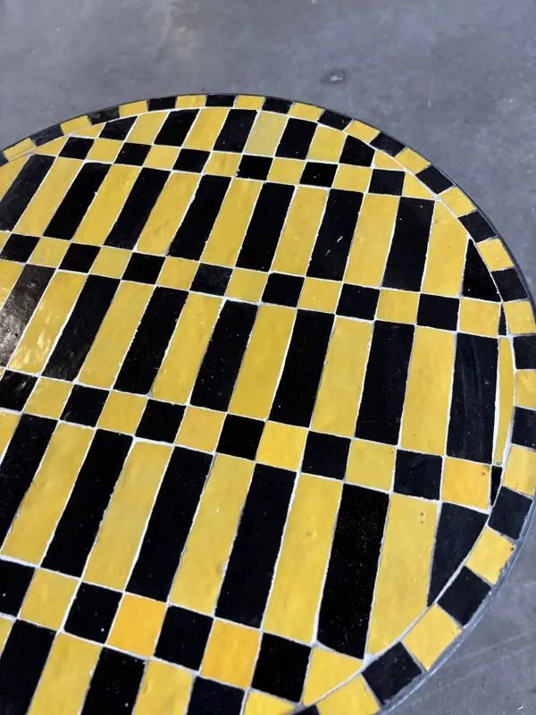 Illustration numéro 2 du produit Table basse ronde marocaine en zellige jaune et noir
