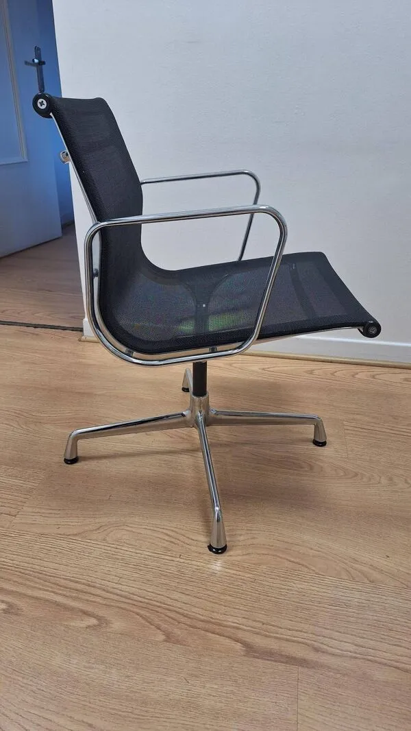 Illustration numéro 2 du produit fauteuil Vitra Aluminium Group EA 108, design iconique de Charles & Ray Ea