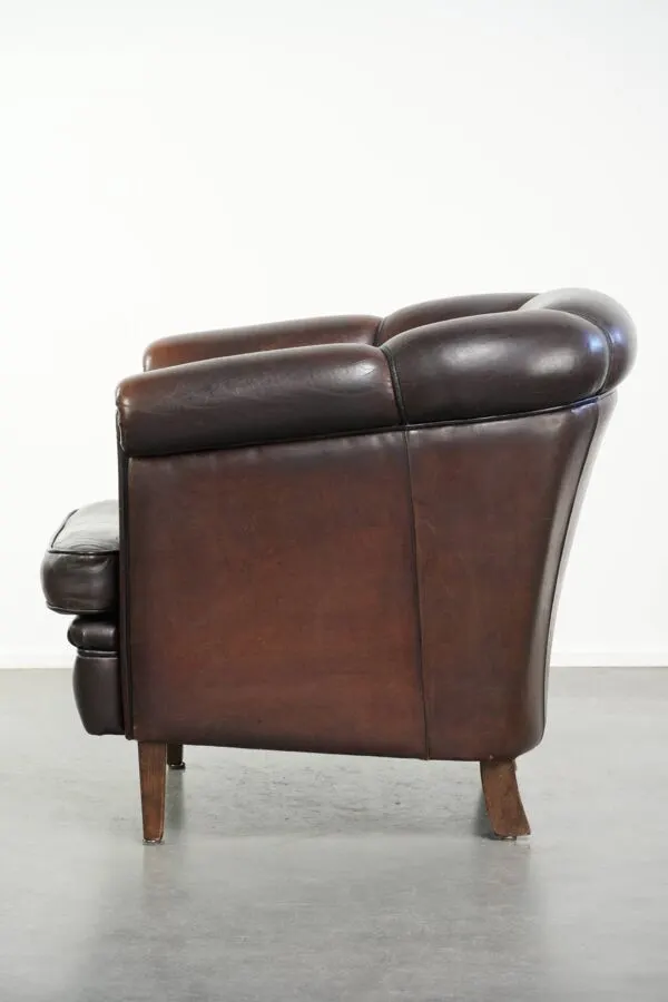 Illustration numéro 2 du produit Fauteuil club en peau de mouton noir au design unique de style anglais