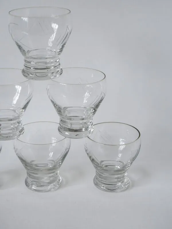 Illustration numéro 2 du produit lot de 6 verres à vin en verre ciselé 1960 9 X 8 cm