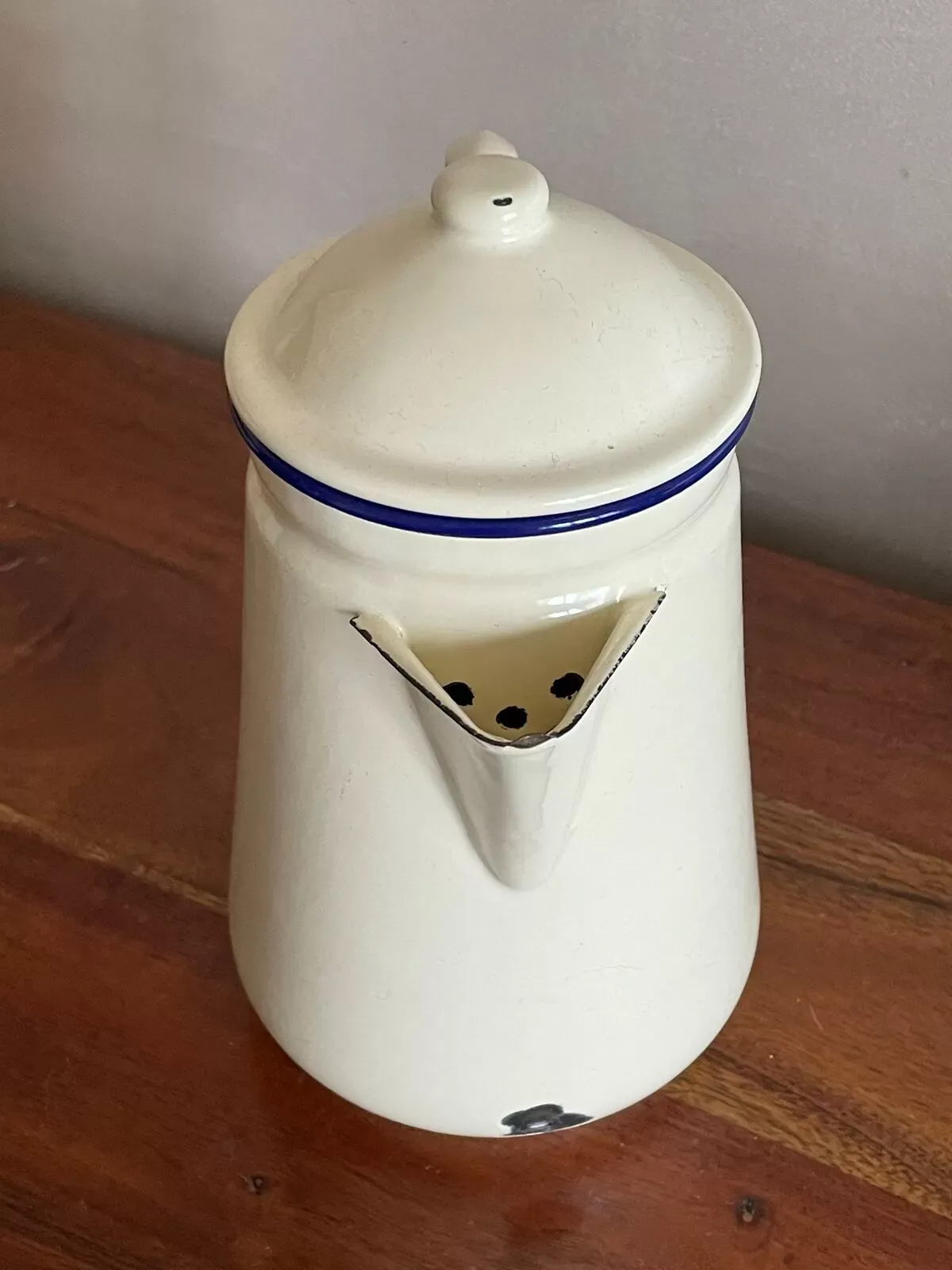 Illustration numéro 2 du produit Verseuse en tôle émaillée