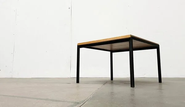 Illustration numéro 2 du produit Table d'appoint modèle T-Angle 306 minimaliste du milieu du siècle par Florence Knoll pour Knoll International, années 1950