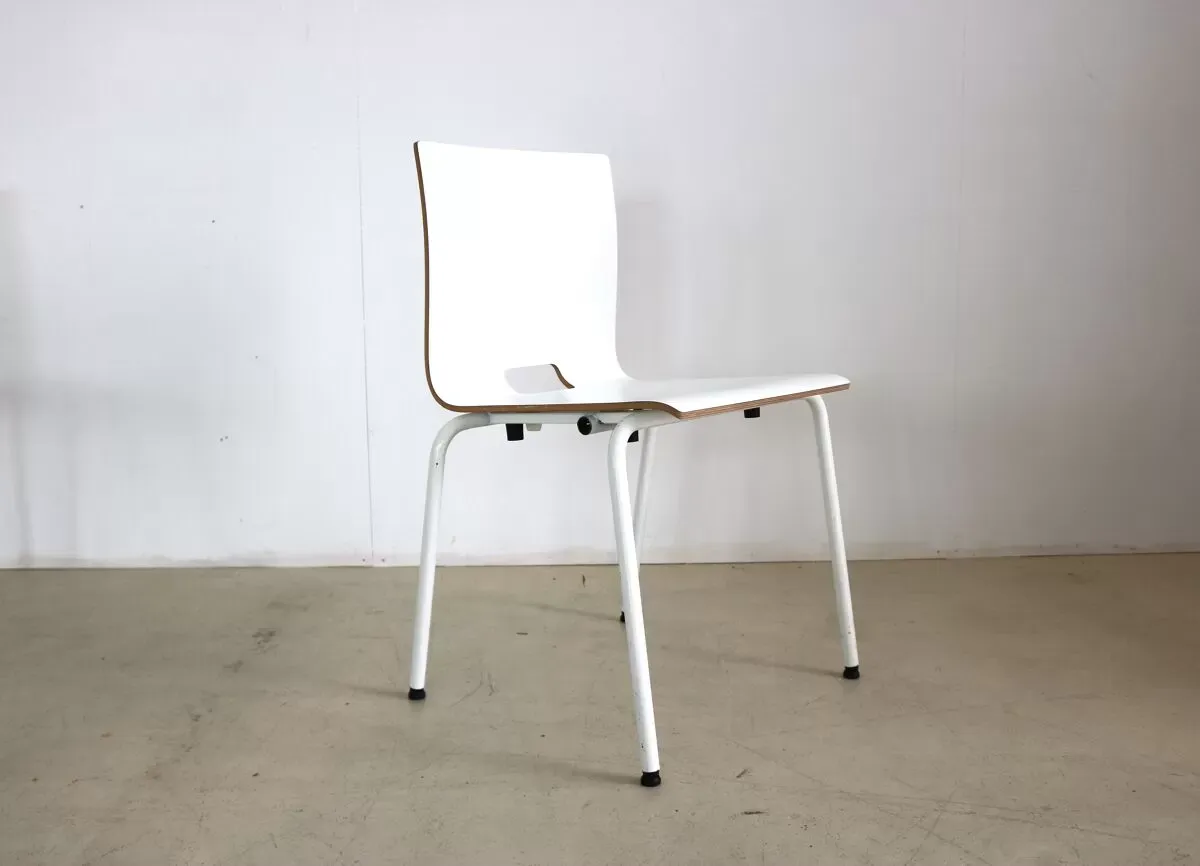 Illustration numéro 2 du produit Ensemble de 4 chaises empilables industrielles