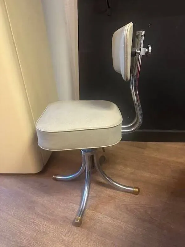 Illustration numéro 2 du produit Chaise de bureau vintage en métal et cuir