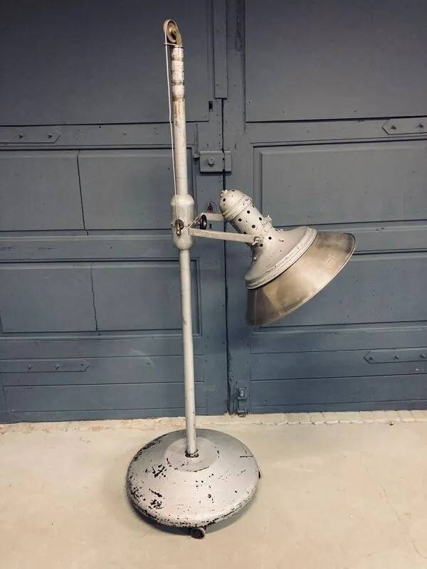 Illustration numéro 2 du produit Lampadaire industriel Hanau des années 1950