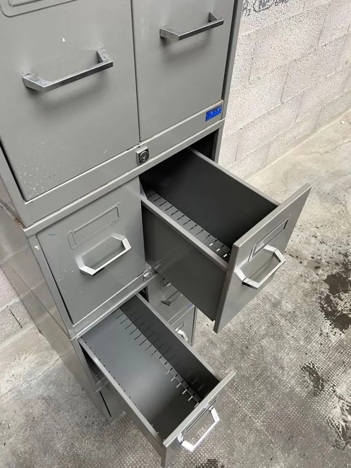 Illustration numéro 2 du produit Meuble de métier meuble d'archivage modulable 8 tiroirs métal classeur industriel 1960s