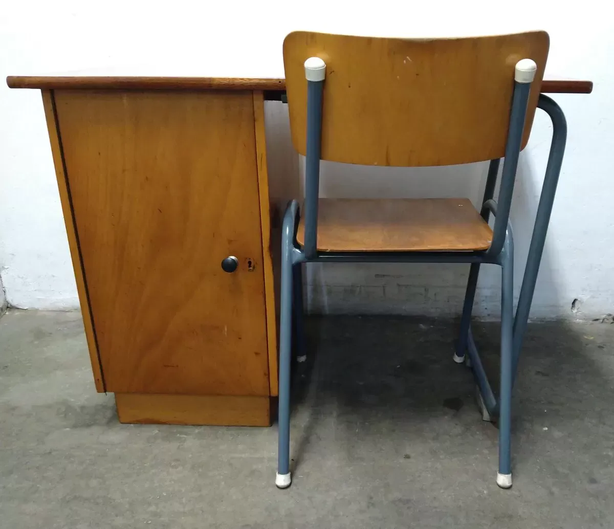 Illustration numéro 2 du produit Bureau style Bauhuaus