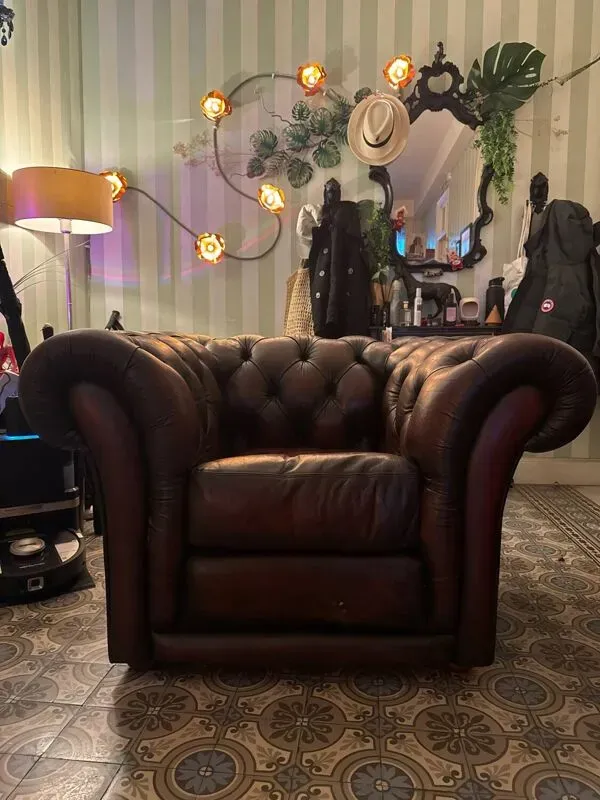 Illustration numéro 2 du produit Fauteuil club Chesterfield