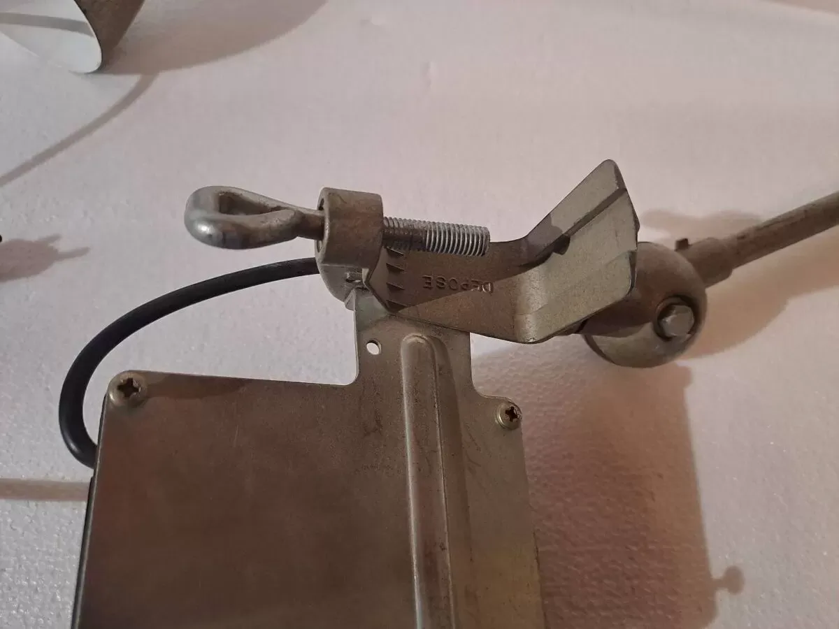 Illustration numéro 2 du produit Ancienne lampe d'atelier articulée industrielle