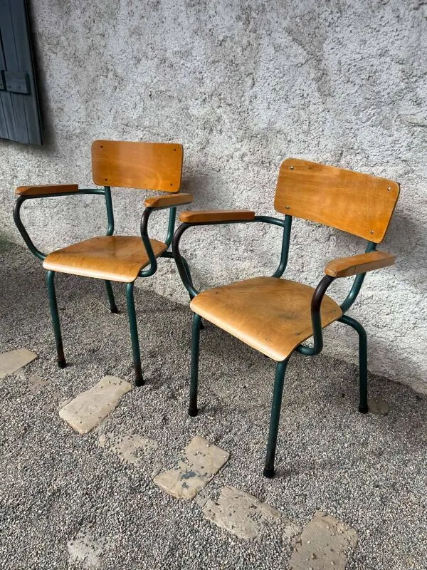 Illustration numéro 2 du produit chaises d'école