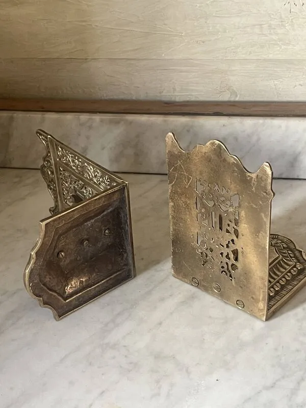 Illustration numéro 2 du produit paire de serre-livres décor gothique en laiton 1920