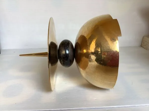 Illustration numéro 2 du produit Grand bougeoir laiton martelé orfèvre Holemans Bruxelles