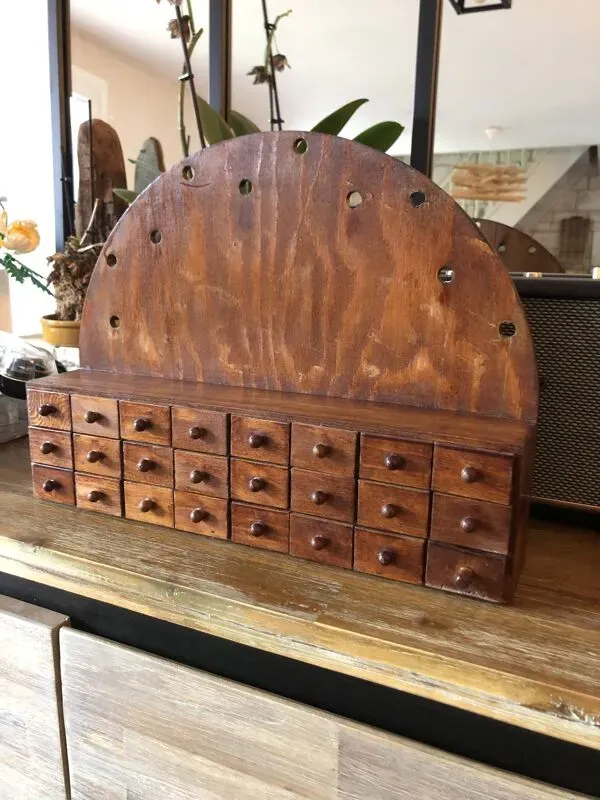 Illustration numéro 2 du produit Petit meuble de métier rétro vintage en bois