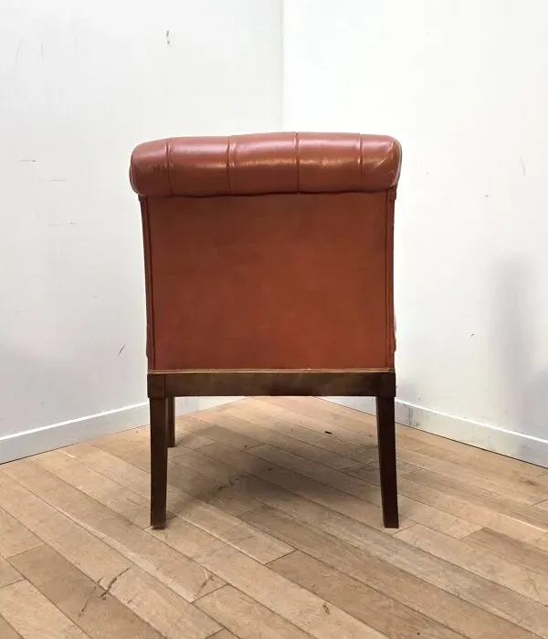 Illustration numéro 2 du produit Chauffeuse en cuir capitonné vintage