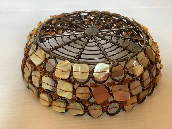 Illustration numéro 2 du produit Vide poche corbeille nacre et métal