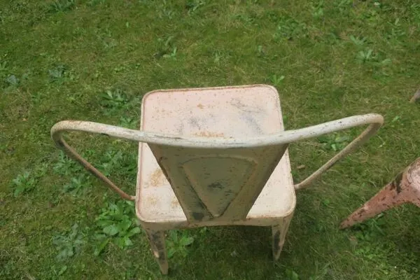 Illustration numéro 2 du produit Ensemble de 3 chaises de jardin empilables inspirées de Tolix du début du 20e siècle.