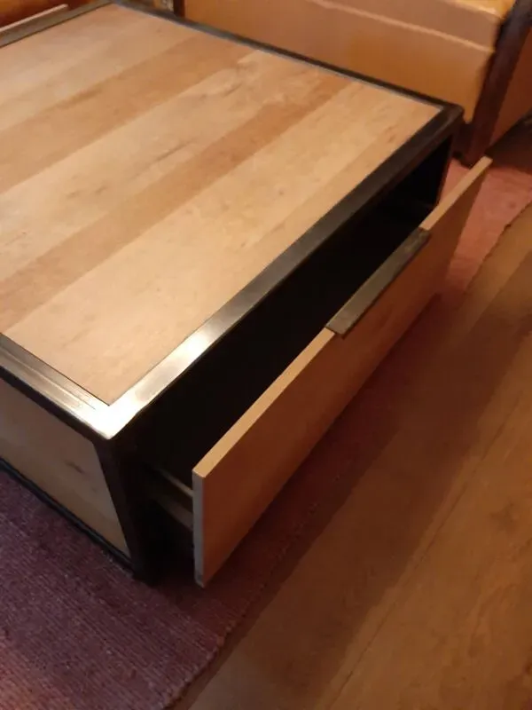 Illustration numéro 2 du produit Table basse de créateur