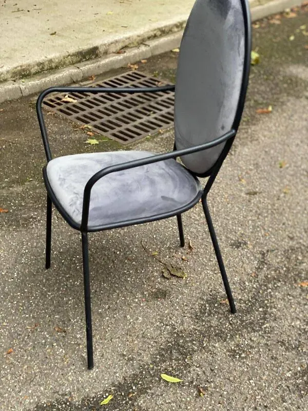 Illustration numéro 2 du produit 6 chaises à manger médaillon noir et velours gris avec accoudoir