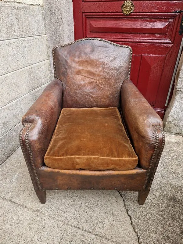 Illustration numéro 2 du produit Fauteuil club ancien en cuir patiné brun style anglais début XXe s