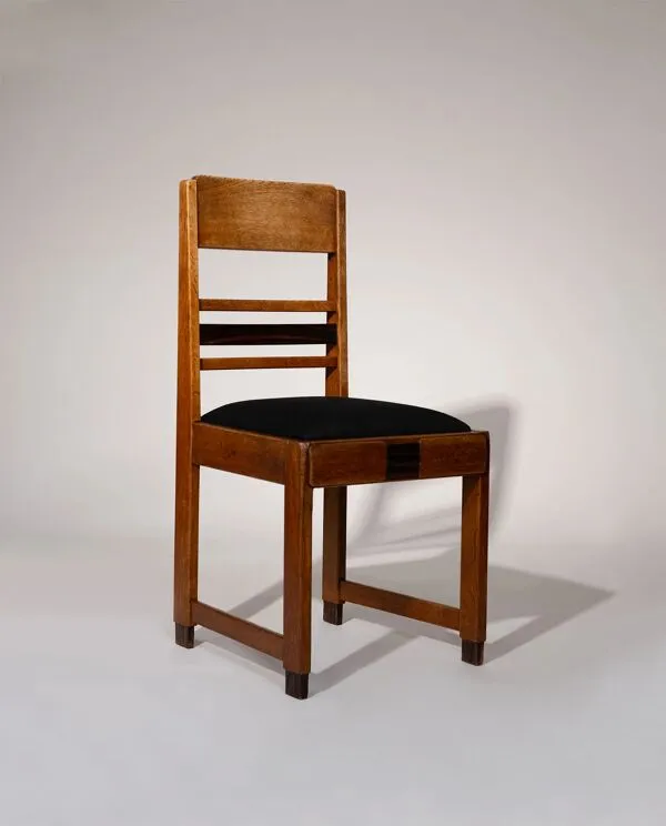 Illustration numéro 2 du produit Chaises de salle à manger en chêne de l'École d'Amsterdam, Pays-Bas, années 1920.