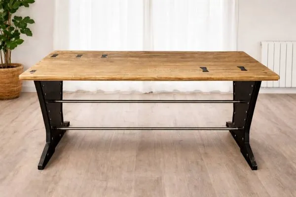 Illustration numéro 2 du produit Table industrielle – Pièce artisanale en bois massif et acier
