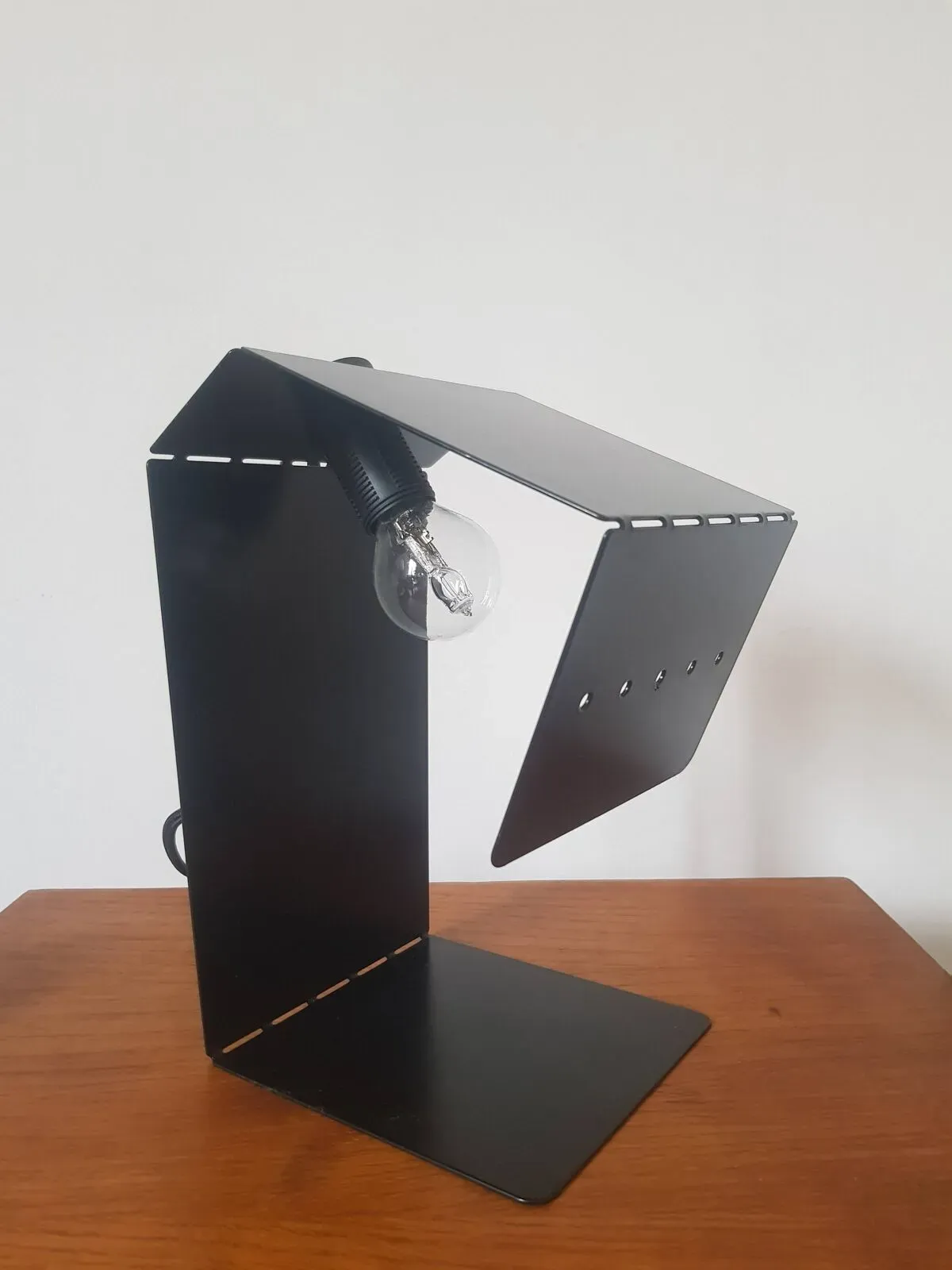 Illustration numéro 2 du produit Lampe en tôle pliée