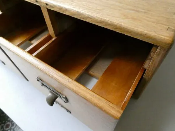 Illustration numéro 2 du produit Meuble de bureau, casiers en bois massif