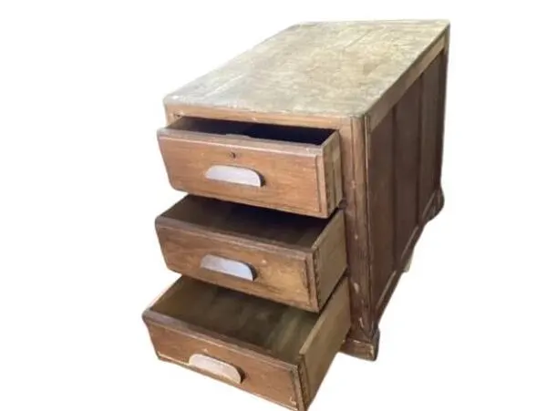 Illustration numéro 2 du produit Ancien meuble de métier, rangement, 3 tiroirs